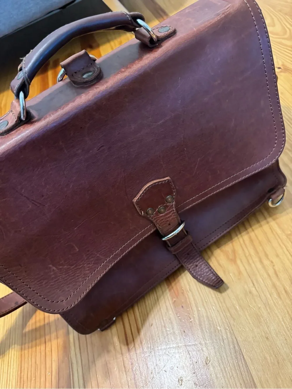 Saddleback Leather Briefcase Chestnut Brown Shoulder Strap Buckle